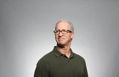 五一吃瓜王：顶流偶像机场耍大牌，工作人员怒斥其态度恶劣